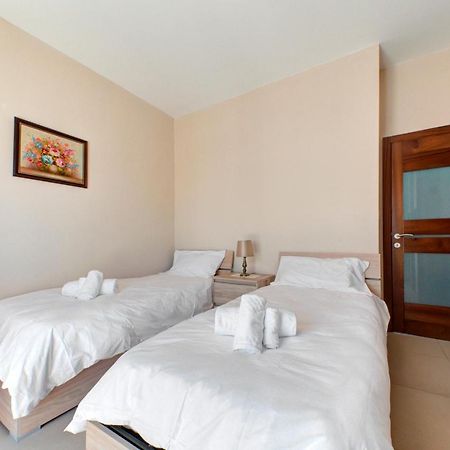 Modern Seaside 2 Bedroom Penthouse With Sea Views St. Paul's Bay Dış mekan fotoğraf
